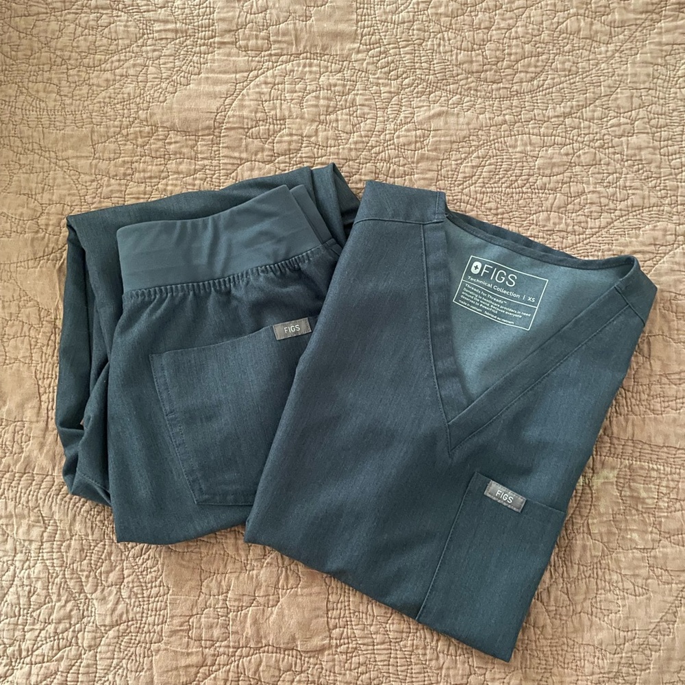 FIGS Scrub Set